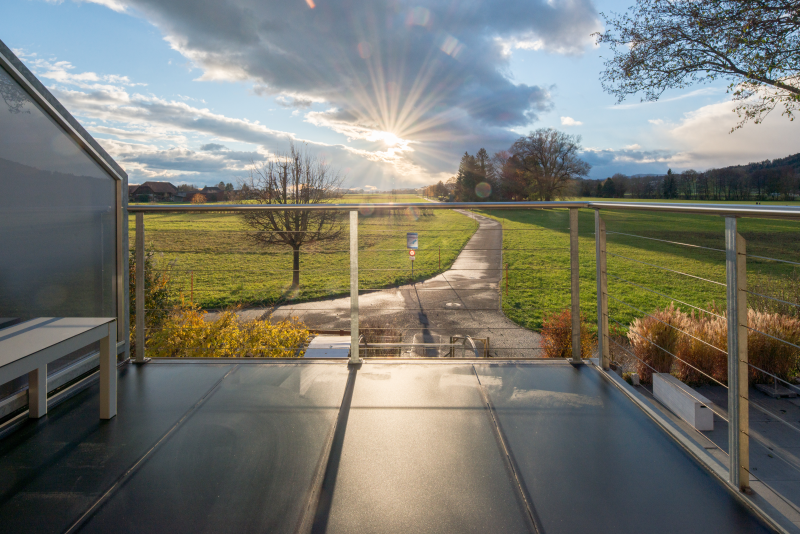 Blick in die Ferne!

Mit diesem Balkon haben Sie die Durchsicht. Der Balkonboden besteht aus einem eingefärbten begehbaren Glas und einer Duplexierten Stahlkonstruktion.