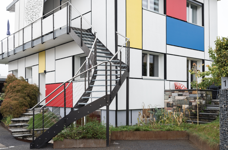 Die gewendelte Wangentreppe im Aussenbereich wurde mit Gitterroststufen gebaut.